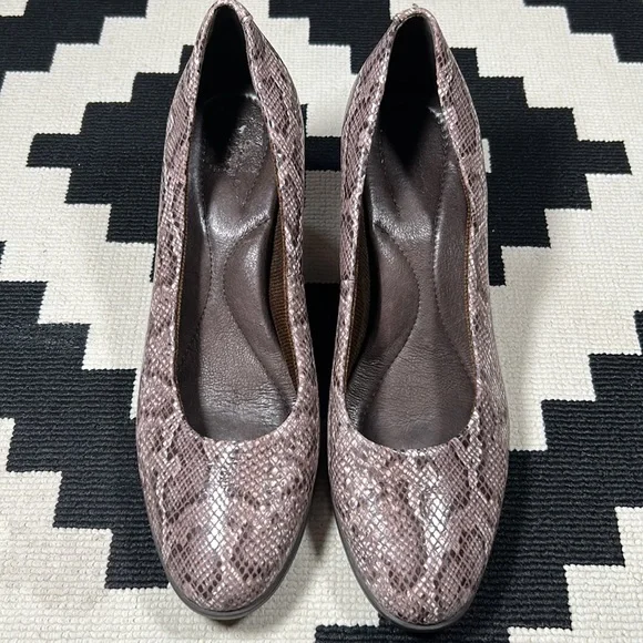 Boss Babe, BORN, snake print heels!! - Picture 2 of 12